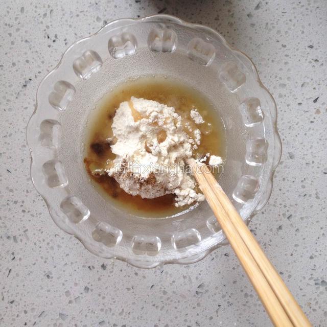 把热油倒入面粉中，滤掉花椒粒
