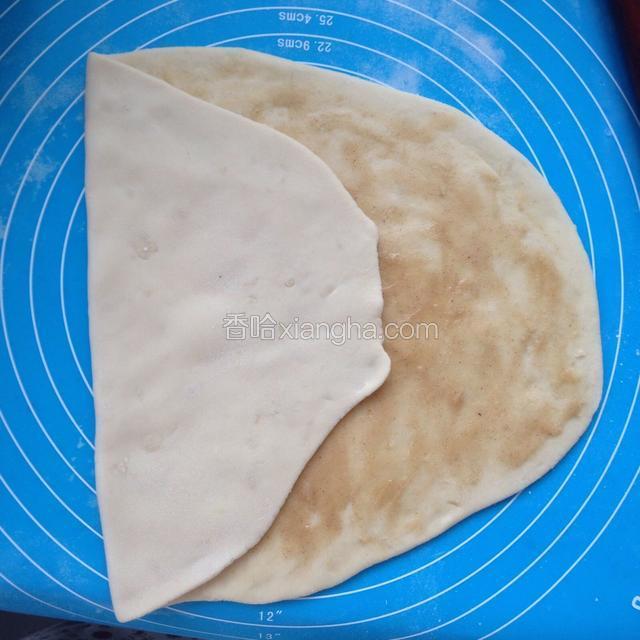 把饼皮的左边向右折至1/3处