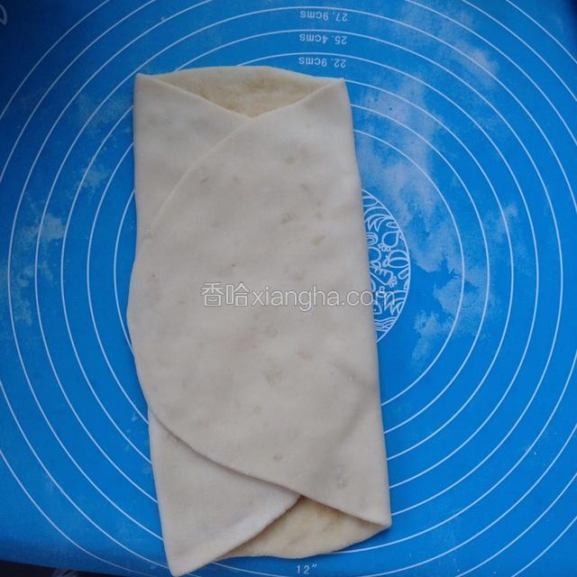 把右边的饼皮向左折好