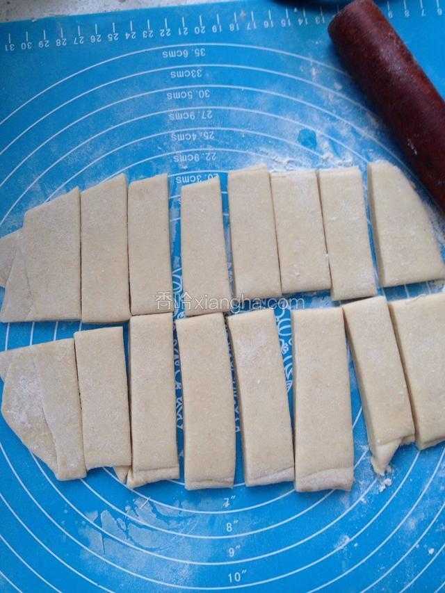 用刀切成长条状