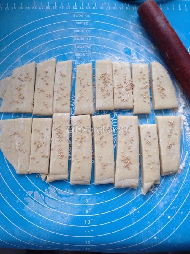 表面喷少许水，撒白芝麻