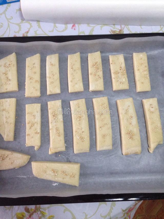烤盘铺吸油纸，或者涂抹一层油，把做好的饼摆在上面，中间留空隙