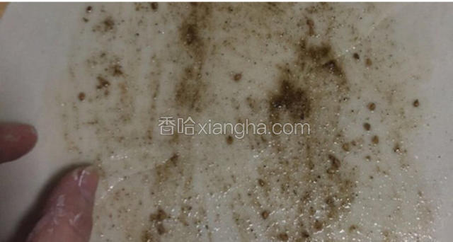 涂抹椒盐和油时不要涂抹边缘。