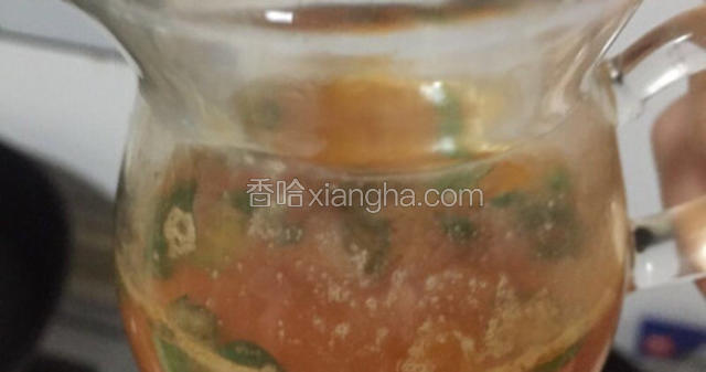 蛋液加葱花倒入小口径的杯子里。