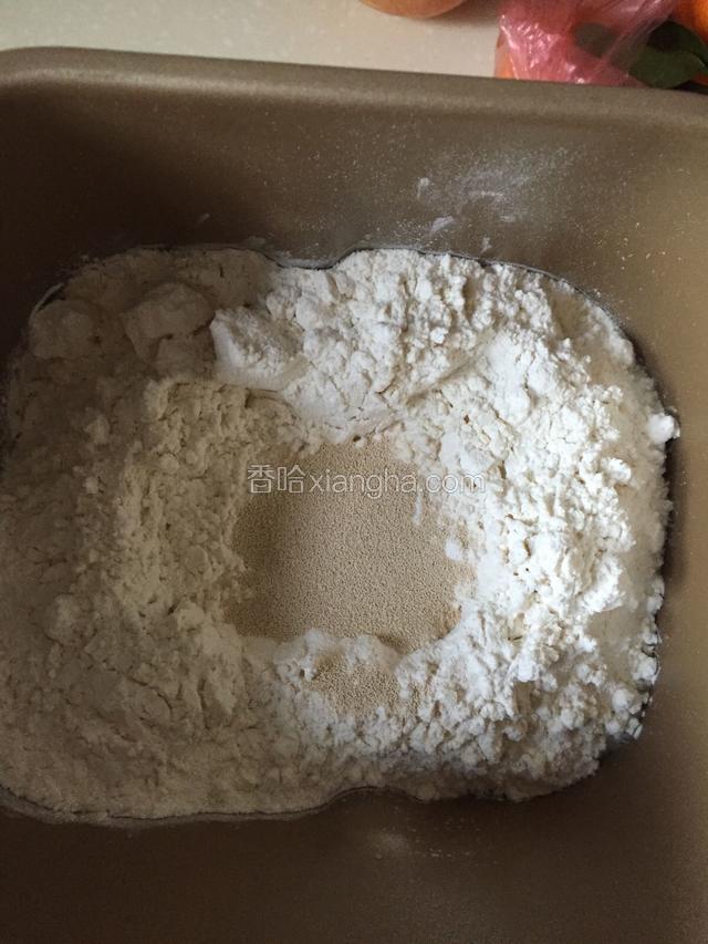 除黄油，可可粉，辅料水之外全部食材一次投入面包桶。