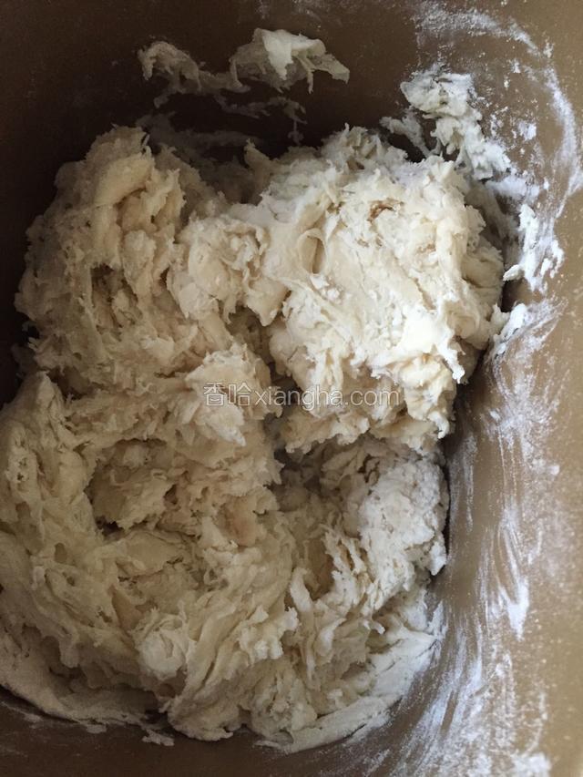 搅拌成雪花状，放入冷藏室半小时。