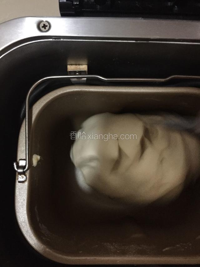 完全揉到面团里，用剪刀边剪边搅拌。