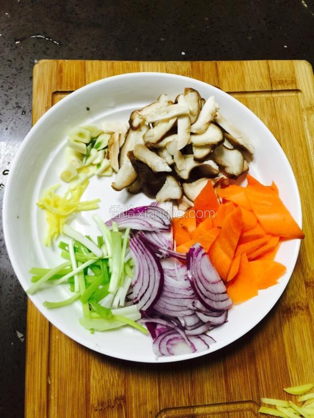 利用腌制牛肉的时间，将其它食材洗净改刀备用。
香菇、胡萝卜、大蒜切片，洋葱、姜切丝，小香葱切段。