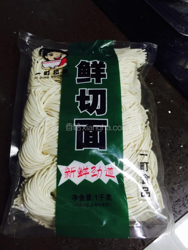 补充一下，我面条用的这种鲜切面，用了里面的三小扎，用手擀面或者市场上买的小面条都可以，这个方法做意大利面也可以，适当加点番茄酱多加点黑胡椒粉会更好的！
面条提前煮熟，过凉水备用即可，建议不要煮太烂