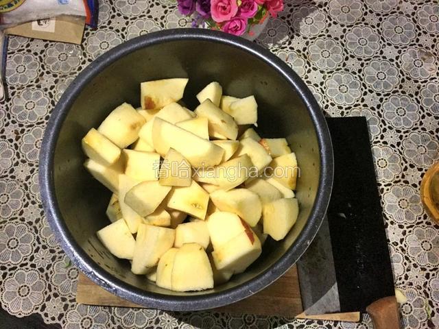 切完块的苹果放到电压力锅内胆里备用。