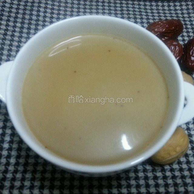 加入适量白糖或蜂蜜，香浓润滑的核桃红枣酪就好了。
