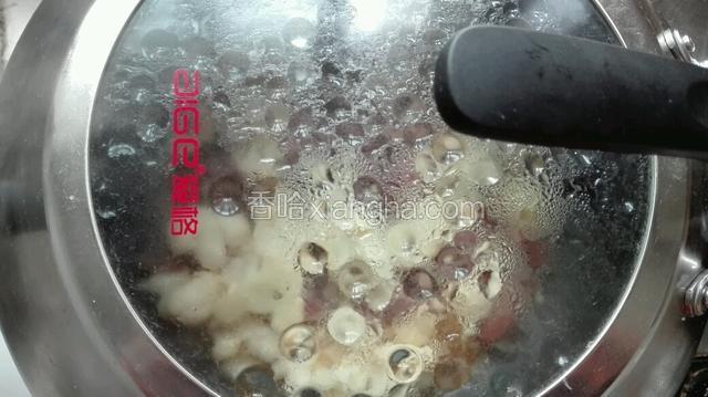 盖上锅盖，焖煮约五分钟。