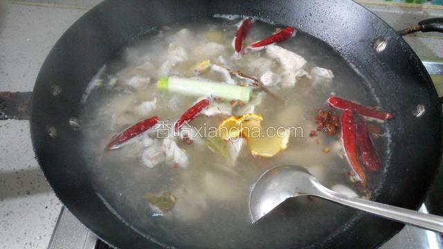 把第六、七步骤的酌料放入锅中，再加入料酒、冰糖，小火煮制1.5小时左右，大火收汁关火。