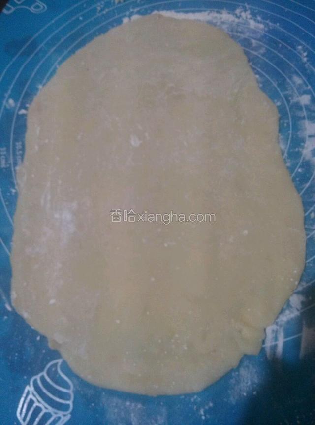 放凉的面团擀成大面片(面团太粘可用精米粉炒熟当手粉)