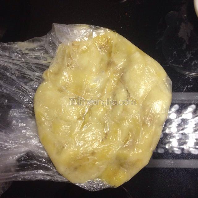 保鲜袋包住香蕉，用手捏碎，成泥状