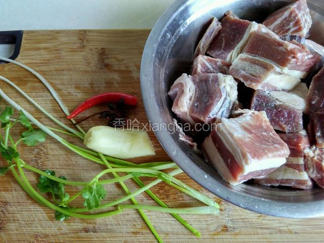 牛肉用水多冲冲，冲去血水，配料洗净