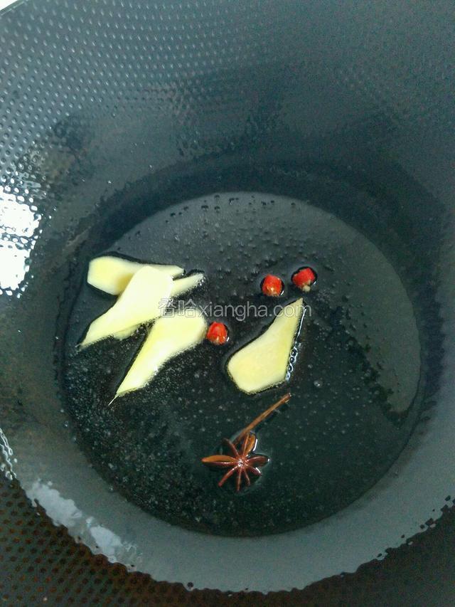 锅里油烧热放入姜片，八角，一半小米椒