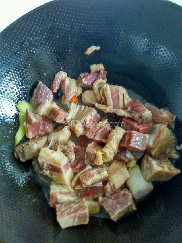 倒入牛肉继续煸炒，加料酒和少许醋炒匀