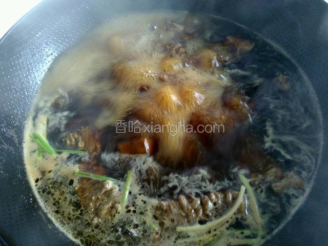 水滚后撇去血沫，加葱段和盐，改中火慢炖