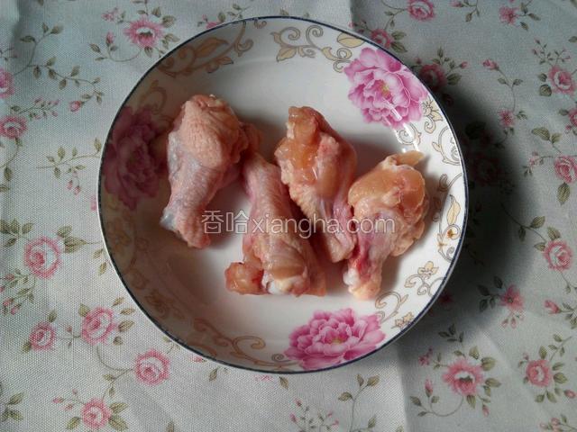 鸡翅根洗净，割开几刀，用盐、料酒腌制10分钟。