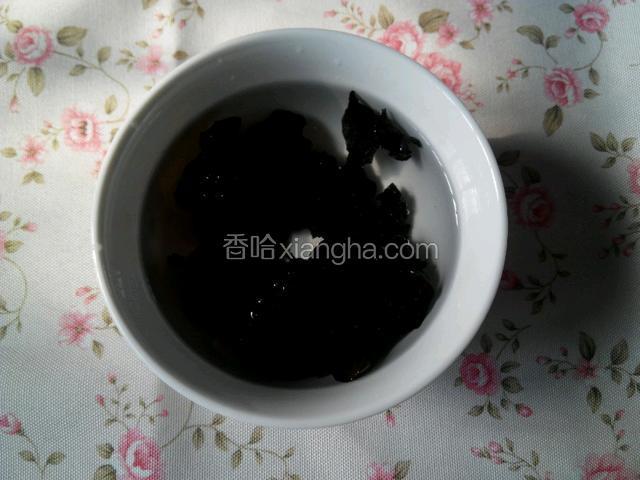 木耳泡发，掰小块。