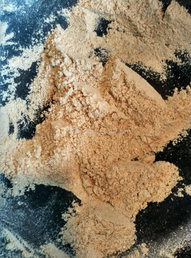 锅内不放油烧干小火炒熟黄豆面（变色没有生豆味就熟了）