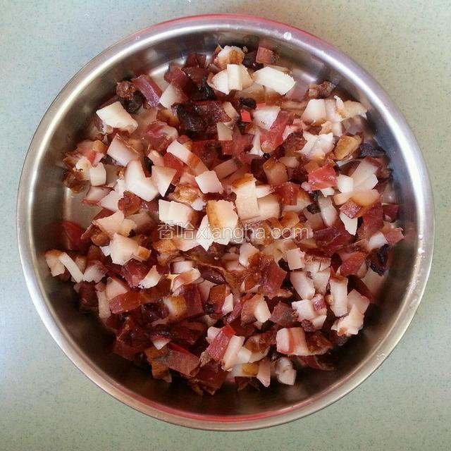 腊肉洗净切成小粒备用。
