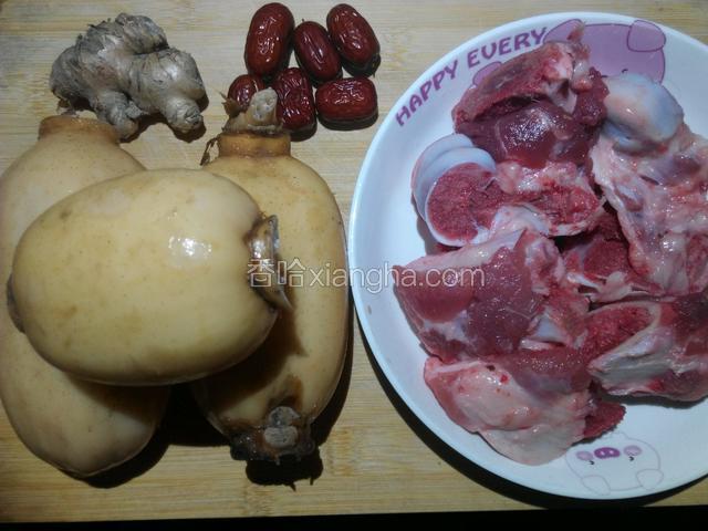 材料莲藕、猪骨、红枣、姜