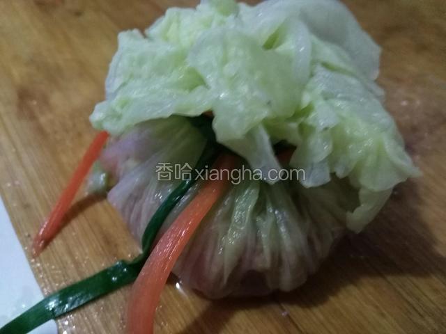 向上拢起，用胡萝卜丝和韭菜系好