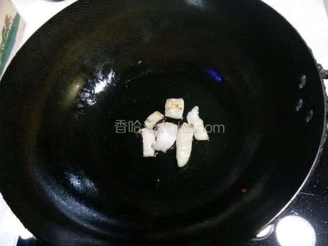 开火把锅烧热，放入几块肥肉，我炒菜剩的肥肉，这样不浪费，而且煎出的油很香。