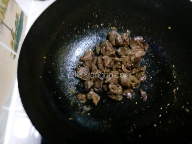 煸好了放入适量盐和烧烤料就可以出锅了。