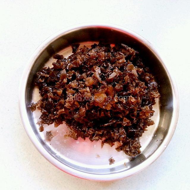 接下来为卤做准备了。先把提前泡发的木耳，洗净切碎。
