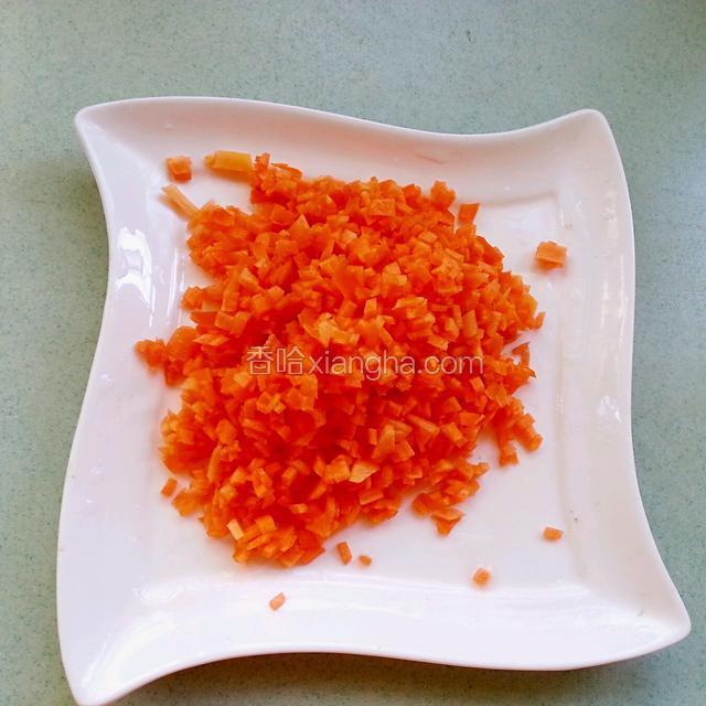 胡萝卜切末备用。
