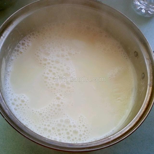 豆浆好了先过筛（豆渣不要扔哦，可以做很多好吃的）