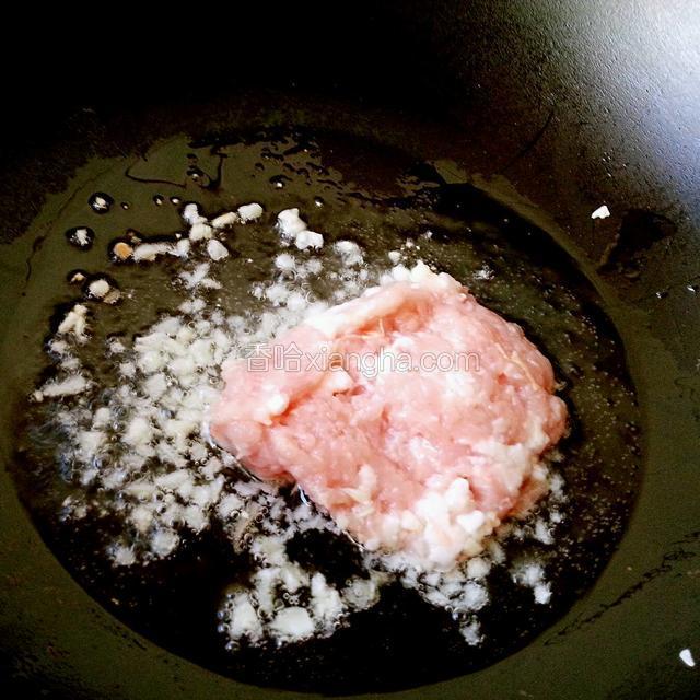 开始做卤了，热锅下油，放蒜末爆香放入肉末翻炒炒至肉末变色。