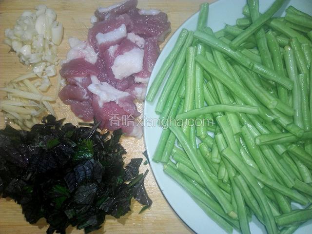 准备好材料紫苏(切丝)、豆角(摘掉头尾折段)、猪肉(切片)、姜(切丝)、蒜(拍碎)