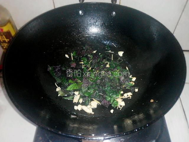 放紫苏翻炒几下