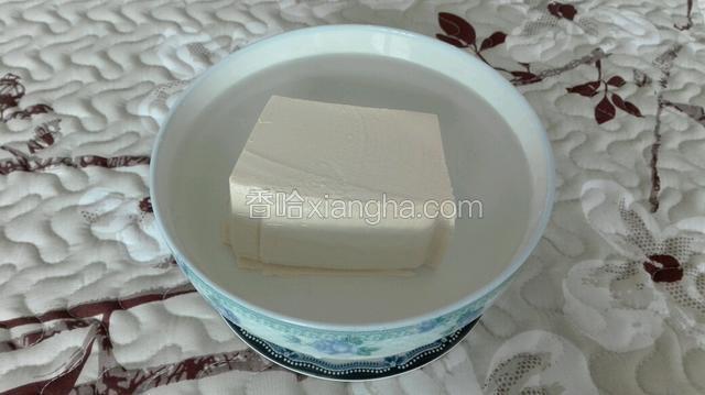 将豆腐泡于水中。