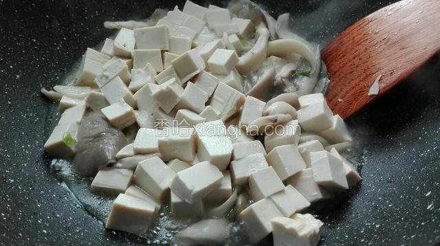 随即轻放入豆腐，轻微翻动。