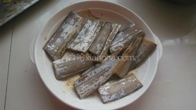 带鱼提前处理好，清洗干净。然后加入盐，胡椒粉，姜粉，料酒，生抽拌匀腌制半小时左右入味。