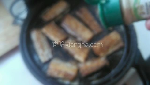 快出锅时撒入孜然粉，遇热浸入味