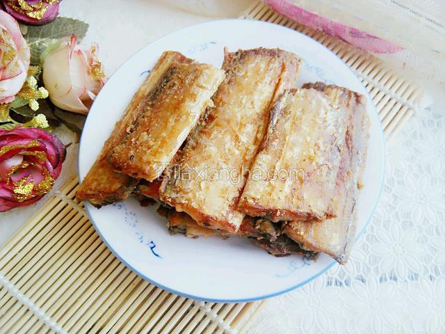 装入盘，趁热吃，香酥可口。