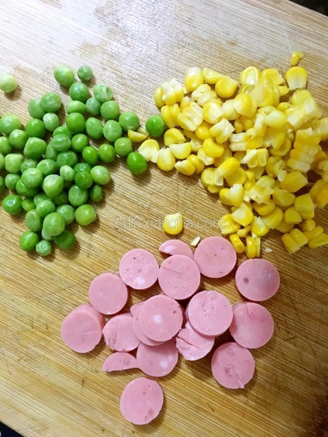 青豆洗净，火腿切成片，玉米粒备用