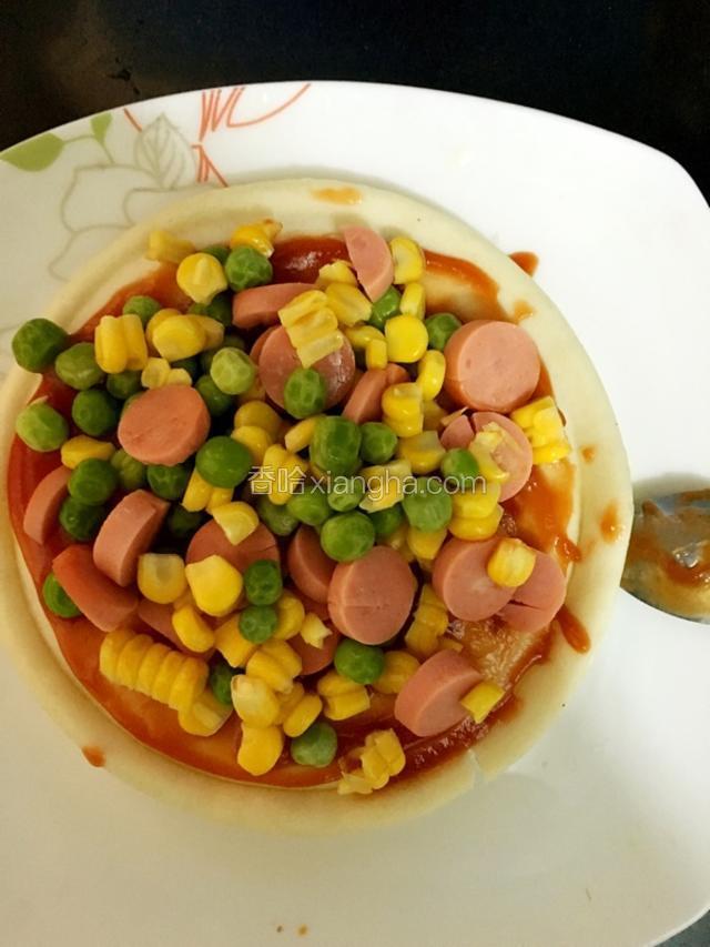 把玉米火腿肠青豆全部加到上面