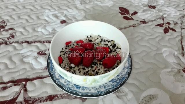 将食材反复洗净，以备待用。