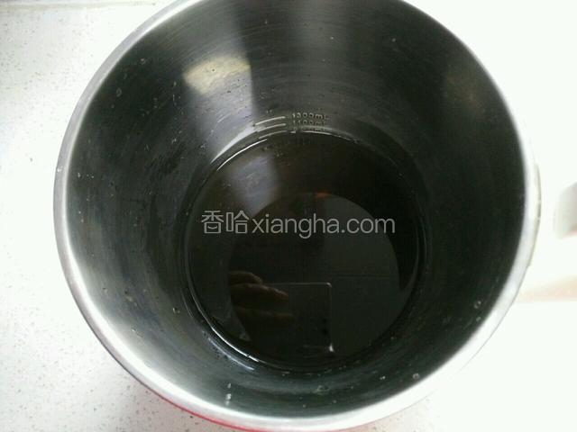 泡好的黑豆连水一起倒入豆浆机，加适量水到水位线900ML。