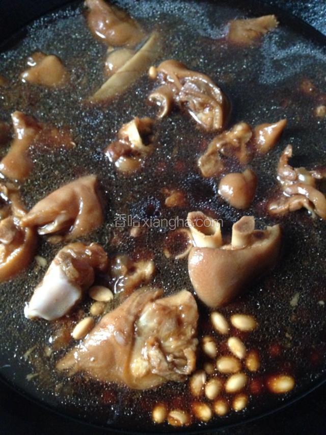 转小火炖2个小时左右。
(具体炖的时间长短根据自己家的火力大小来掌握)
中途可以用筷子戳一下猪蹄，如果可以戳动就是烂了。喜欢口感软一点的就再多炖一会儿。