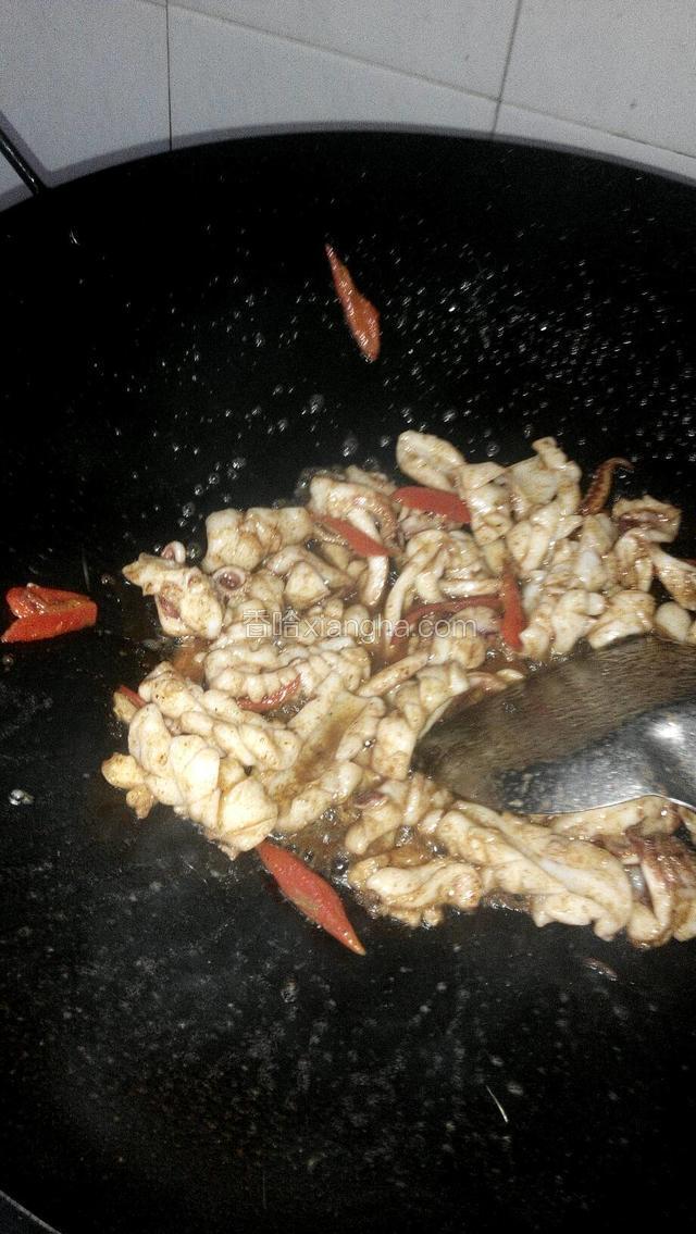 再下打均匀的辅料，爆炒入味