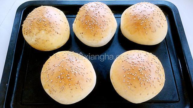烤好后取出晾凉，从中间一分为二，夹上喜欢的肉类和蔬菜，再涂抹上酱料就可以做汉堡喽！