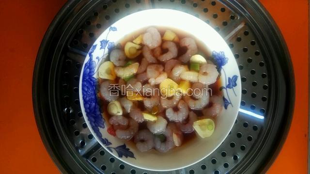 将腌制好的虾仁摆放盘中，加蒸鱼豉油二勺，凉水至虾仁一半，坐蒸锅水开后蒸7分钟。